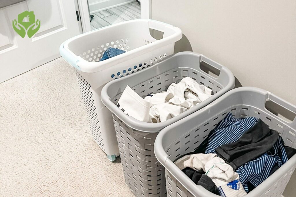 Cách Giặt Ủi Quần Áo Trắng Sạch Tinh Không Bị Ố Vàng Hiệu Quả