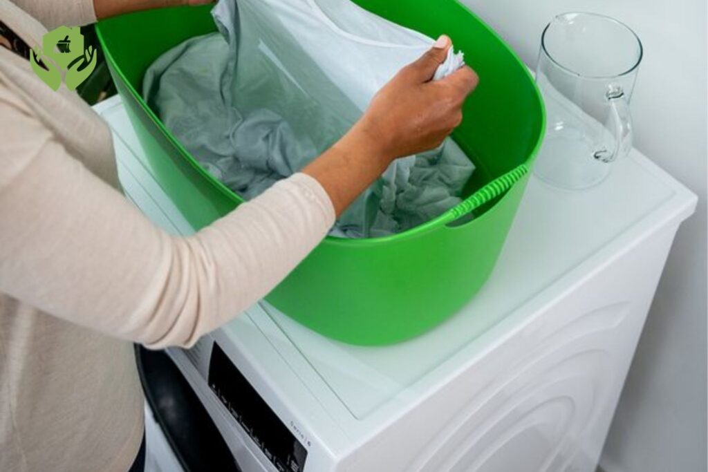 Cách Giặt Ủi Quần Áo Trắng Sạch Tinh Không Bị Ố Vàng Hiệu Quả